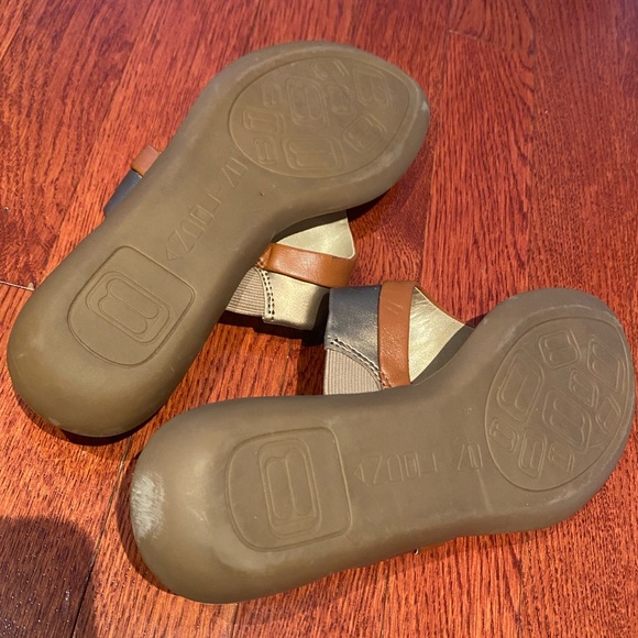 Bandolino Flexible Flip Flops - Picture 4 of 5